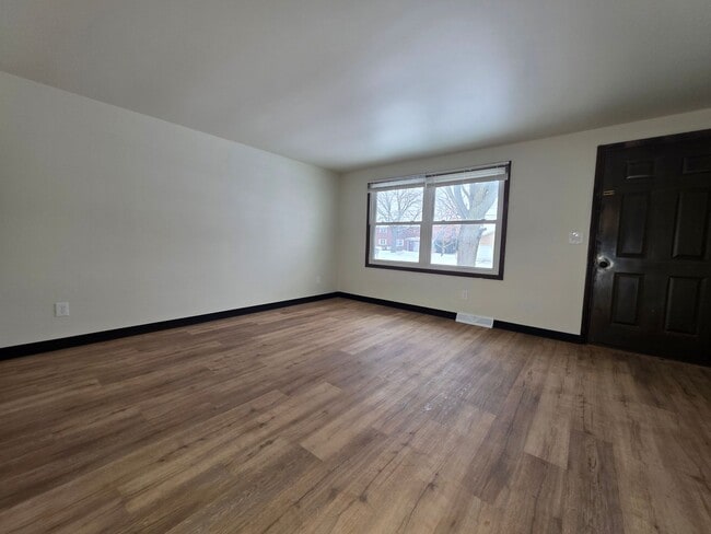 Building Photo - 1213-1215-1215 S Erie St