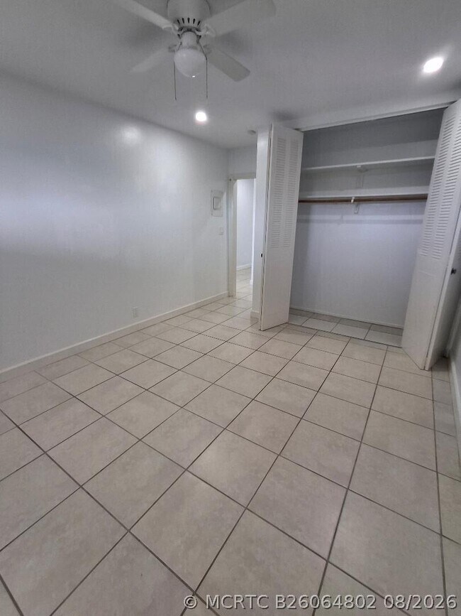 Building Photo - 1250 E Sample Rd