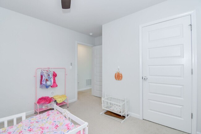 Building Photo - Beautiful 5 Bedroom 3 Bath