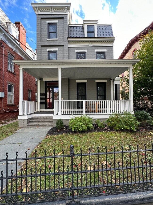 Building Photo - 246 Grand St