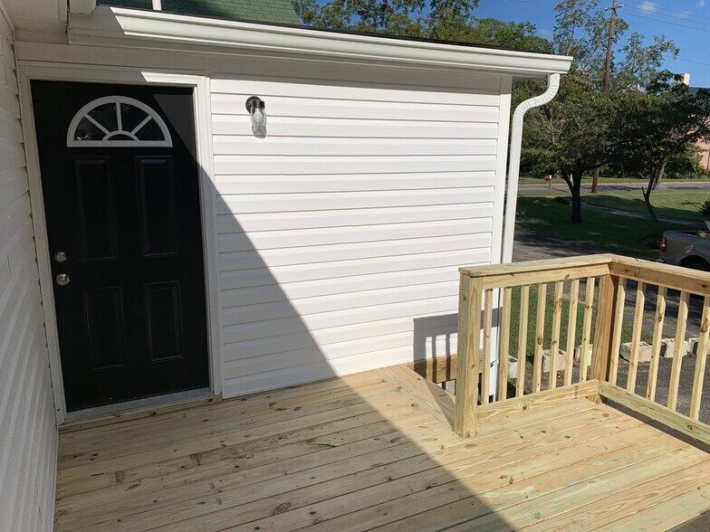 Building Photo - 5617 Oak St