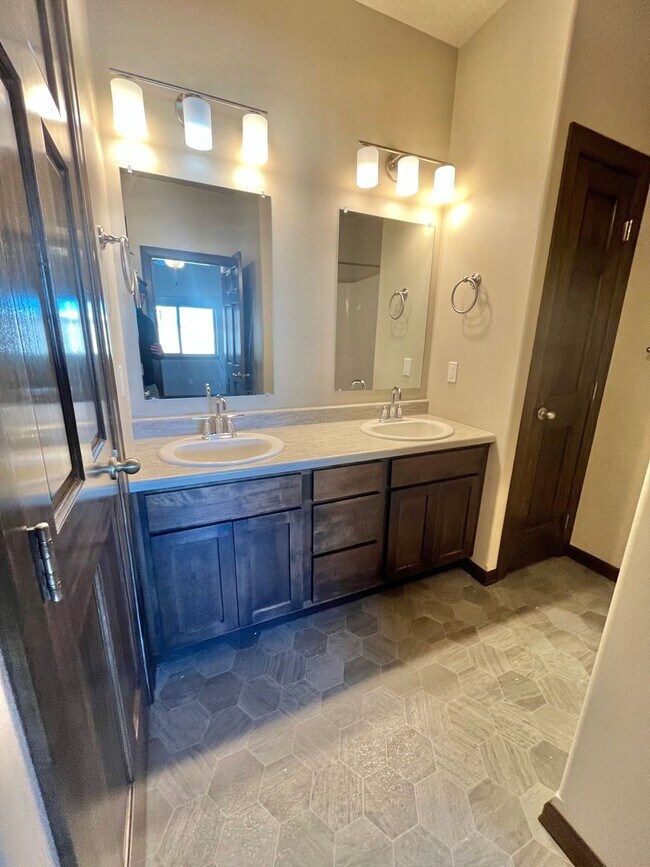 Building Photo - 3 Bed/2.5 Bath Townhome For Rent!