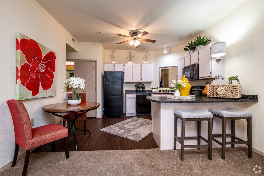 2BR, 2BA - 1,093SF -- Kitchen & Dining Room - The Lakes at Hurricane Creek