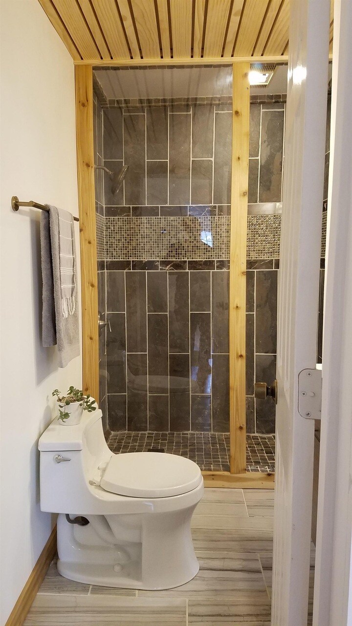 Guest Bath - 1236 Sunnymeade Dr