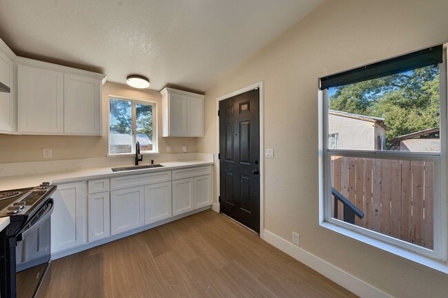 Building Photo - Charming 2-Bedroom Home with Updated Kitch...