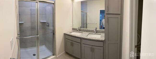Building Photo - 611 Lorhan Dr