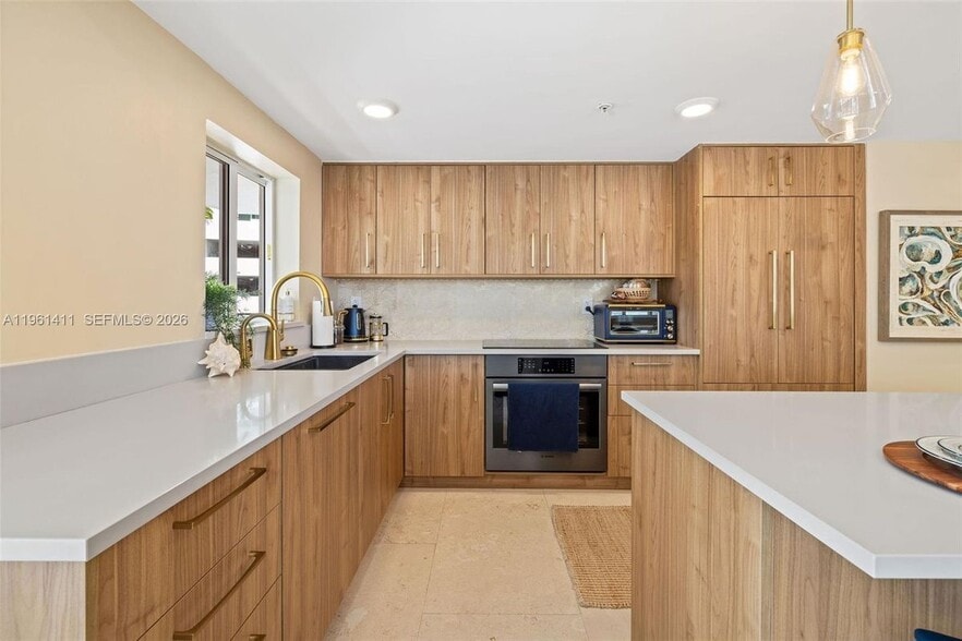 Building Photo - 1402 Brickell Bay Dr
