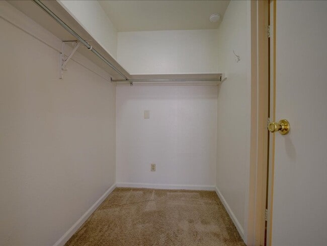 Building Photo - 2 Bedroom, 2 Bath