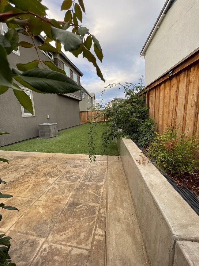 Building Photo - Beautiful new home with open floor plan av...