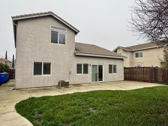 Building Photo - Spacious 3 Bedroom 3 Full Bathrooms Available Now!