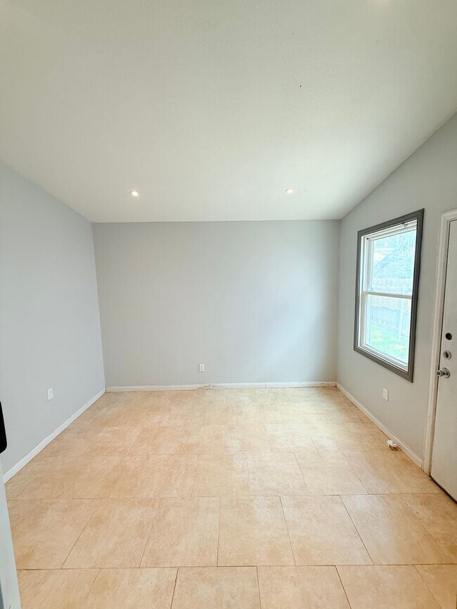 Building Photo - 941-941 Bayonne St