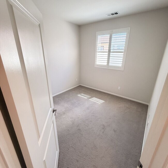 Building Photo - Modern 3-story townhouse in Eastvale-MOVE-IN SPECIAL $2595 FOR FIRST 3 MONTHS!