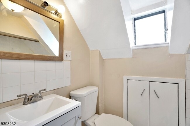 Building Photo - 706 Chestnut St