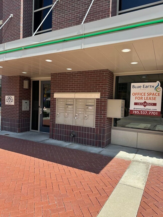 Building Photo - Blue Earth Place-One Bedroom available