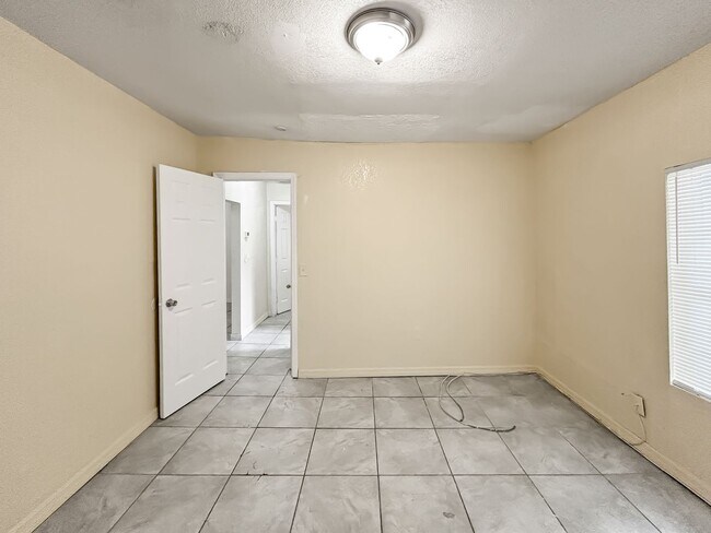 Building Photo - Updated and Move-In Ready in Prime Tampa Location! 4bed | 1bath