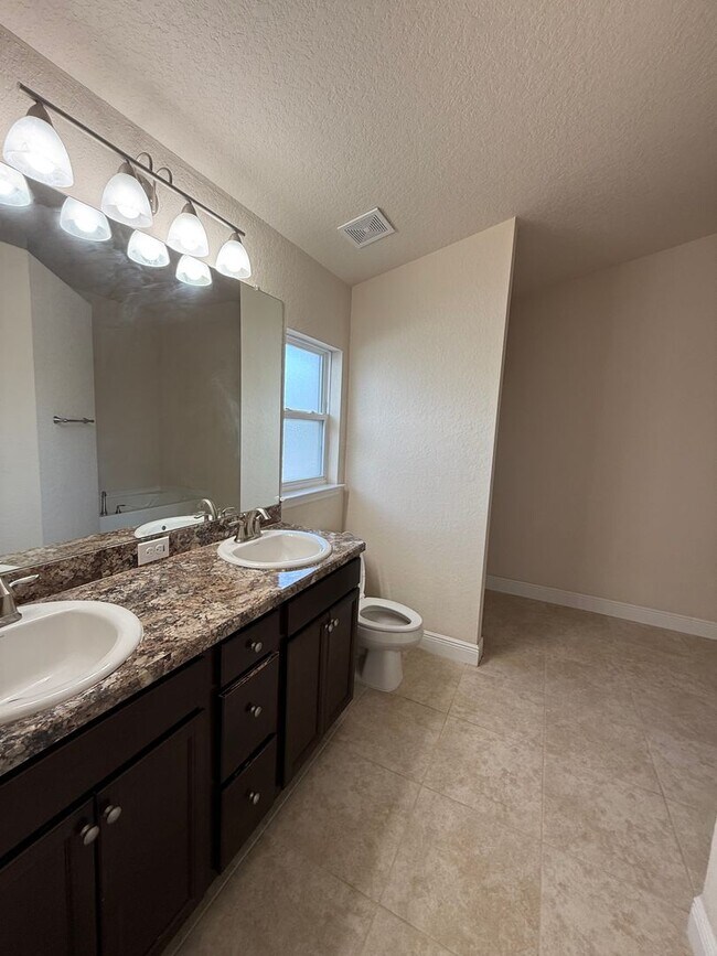 Building Photo - Three bedroom two bathroom BH Home