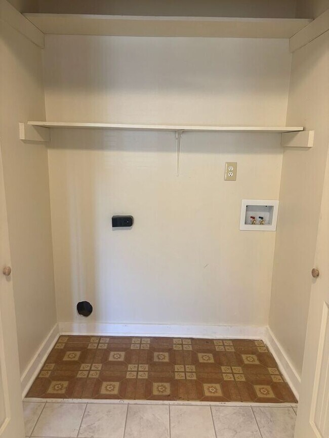 Building Photo - 2823 Breezewood Ave