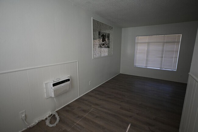 Building Photo - 2 Bed Apartment  - $1,050 - 378 N 13th Str...