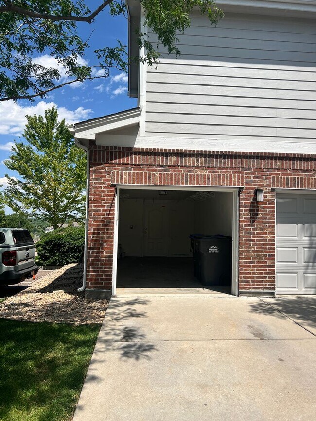 Building Photo - Quiet & Clean 2 bed / 2 bath Condo with Garage