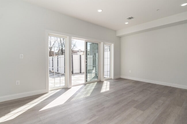 Building Photo - 144 Bergen Ave