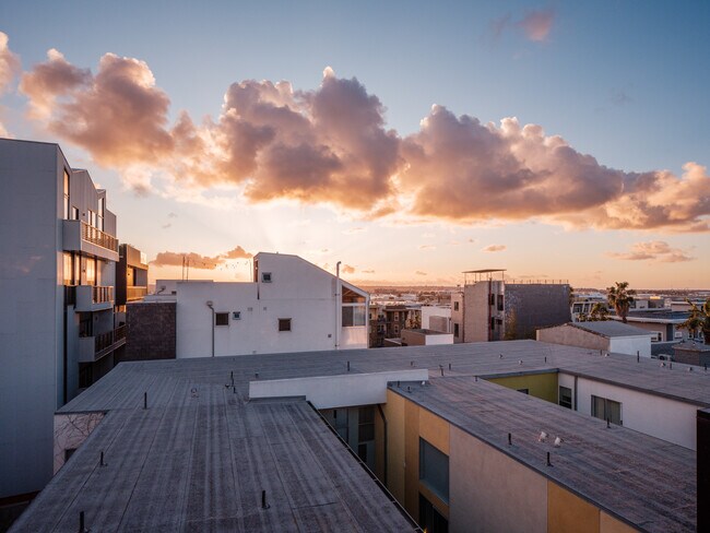 Building Photo - 1944 State St