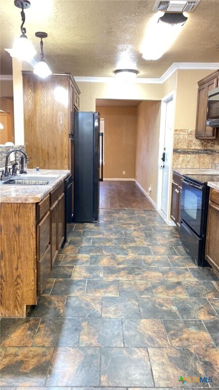 Building Photo - 1802 Sycamore Dr