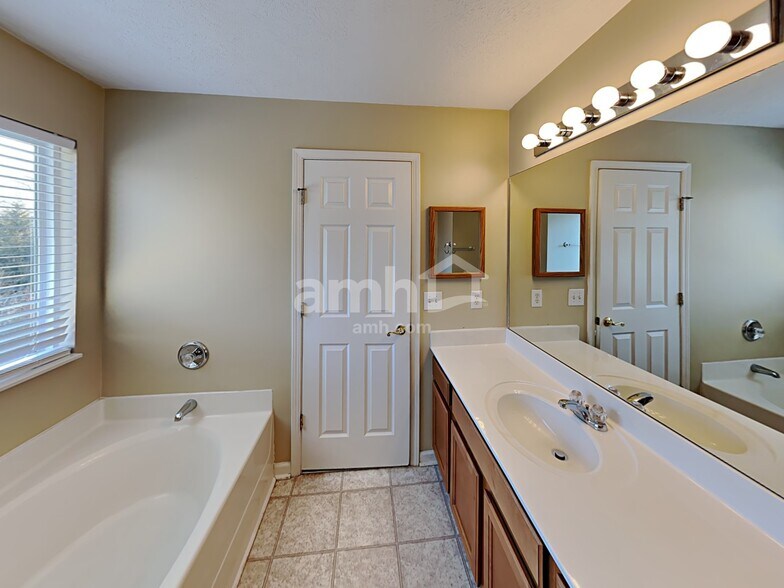 Building Photo - 4529 Hawthorn Dr