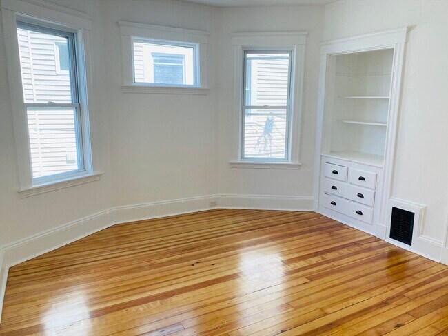 Building Photo - 17 Rowell St