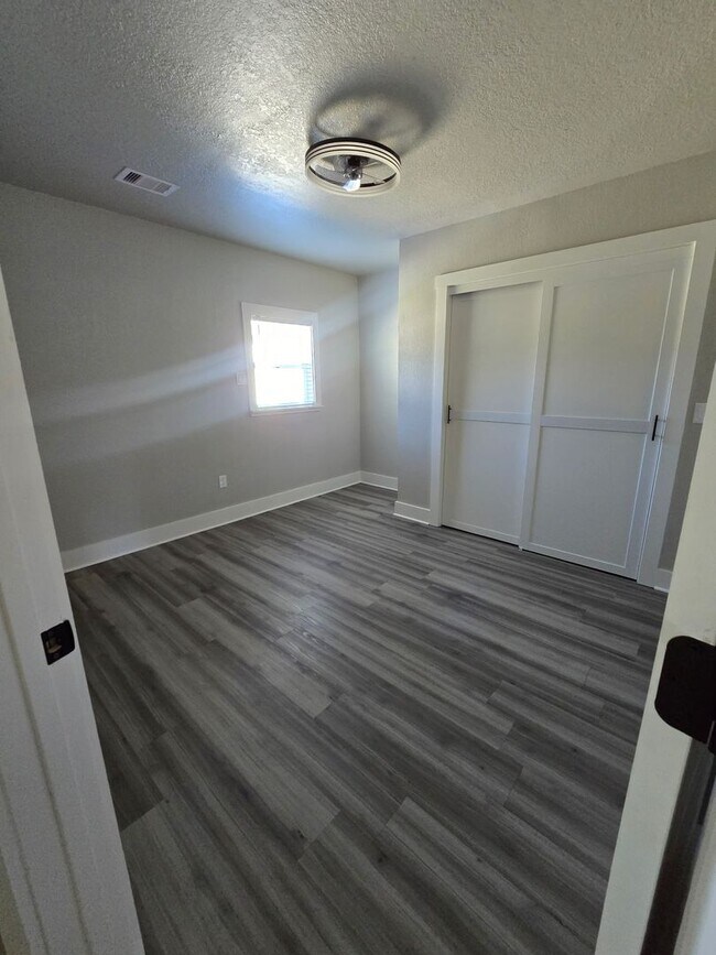 Building Photo - 3 Bed 2 Bath Apartment