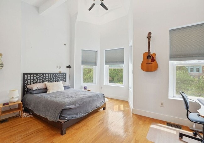 Building Photo - Modern 3BR/3BA Condo with Outdoor Space & ...