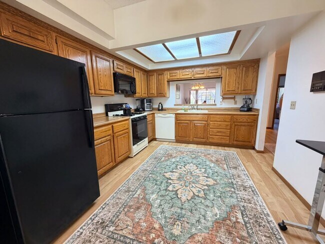 Building Photo - 7904 Shelter Island Way