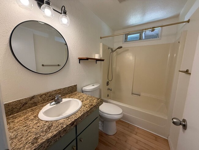 Building Photo - Beautiful 3 Bed/1 Bath Home with Large and Fenced Backyard - SE Bend