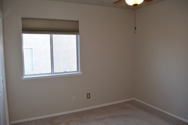 Building Photo - 1608 Poppy Cir