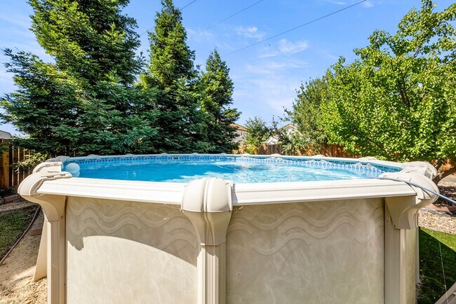 Building Photo - For rent: spacious and updated 5-bedroom, ...