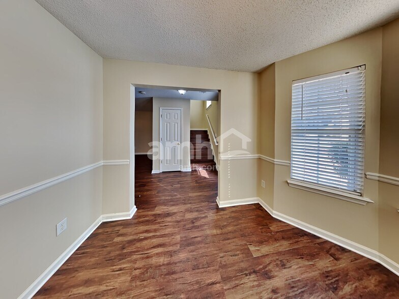 Building Photo - 921 Reda Ct