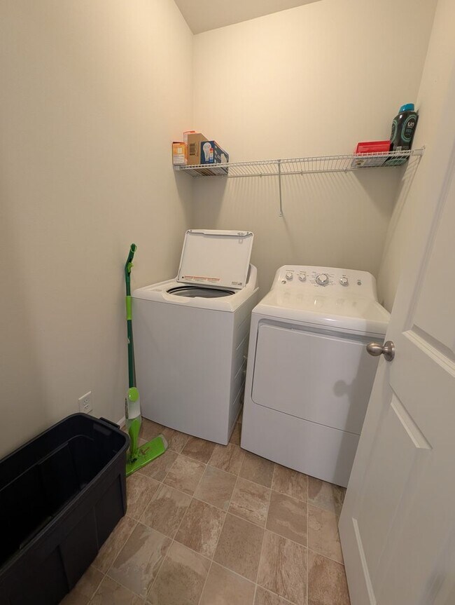 Building Photo - One Story Living in Port Orchard! Large 3 Bedroom Available for Rent!