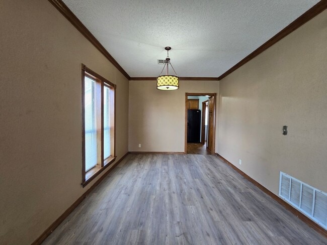 Building Photo - Charming 2 bedroom, 1 bathroom home