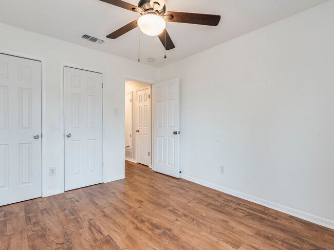 Building Photo - 903 Cliffside Dr