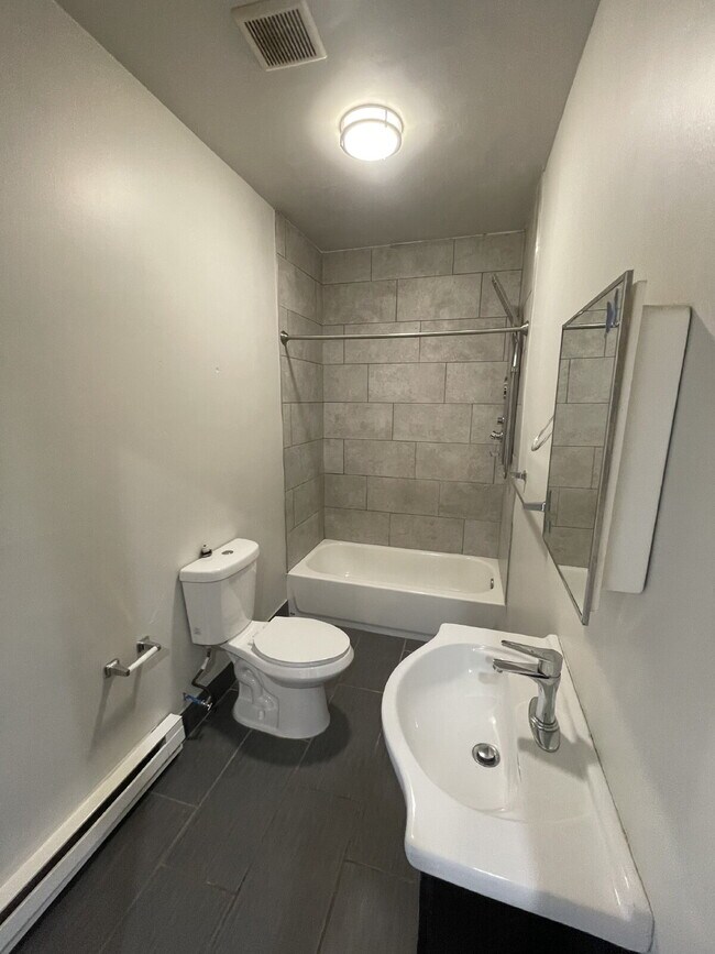 Building Photo - Cozy 1 bedroom unit with extra space!