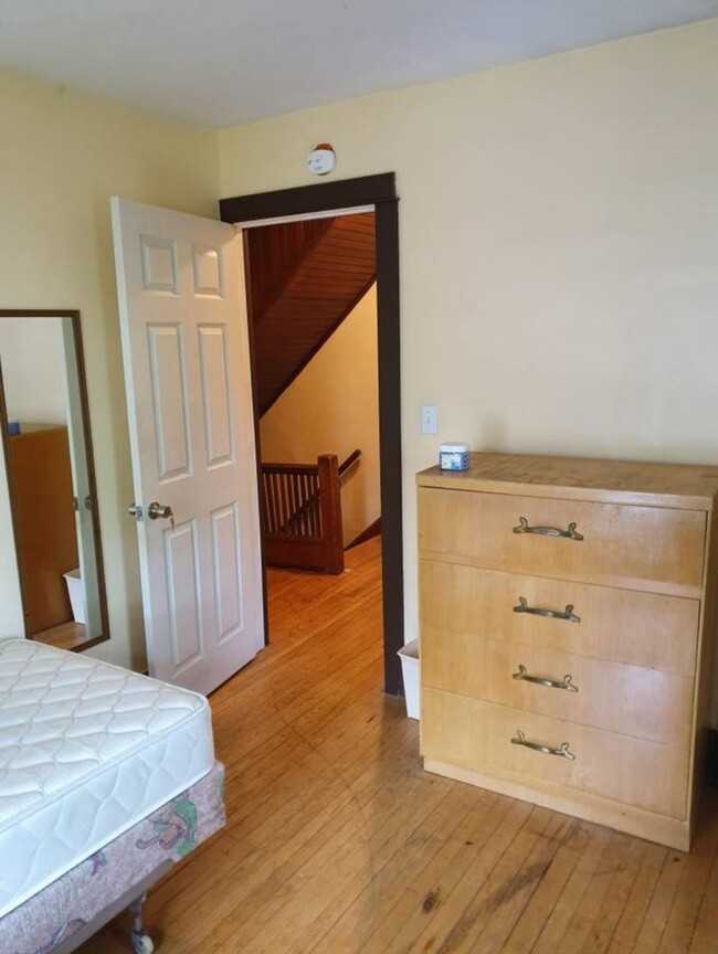 Small bedroom - 122 Delaware Ave