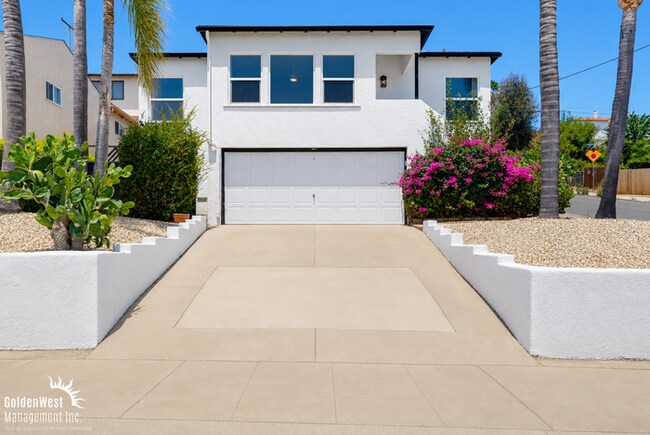 Building Photo - Stylish 4Bdm 2Ba Main House in Tri-Plex!