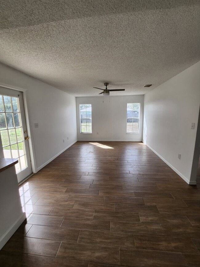 Building Photo - UPDATEED 3 BEDROOM 2 CAR GARAGE HOME WITH LARGE BACK YARD!