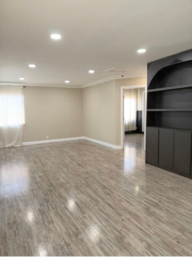 Building Photo - 5 Bed 3 Bath House Available Now!