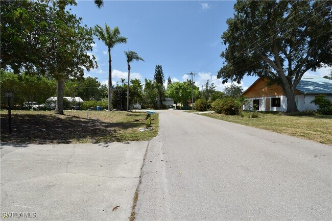 Building Photo - 3461 Lakeview Dr