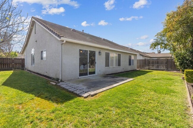 Building Photo - Coming in July!!! 3 Bedroom 2 bath!