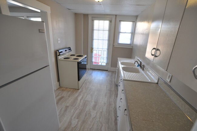 Building Photo - Large 2-3 Bed Apt. Beaver Falls! - $595 NO...