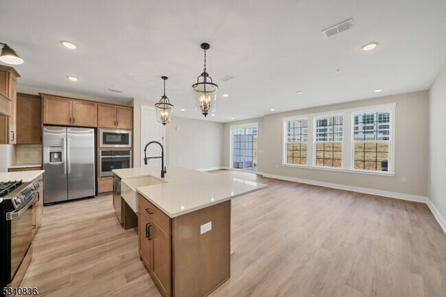 Building Photo - 105 Iris Ct