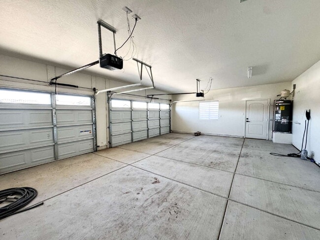 Building Photo - "Spacious 4-Bedroom, 2-Bathroom Home in Yu...
