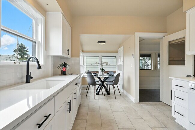 Building Photo - 423 NE 55th Ave