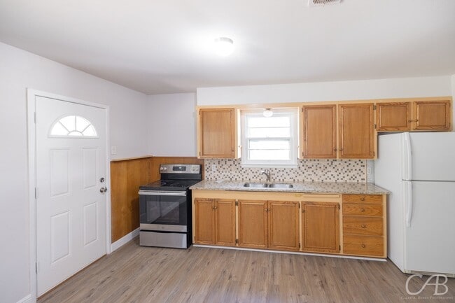 Building Photo - 872 Forrest Ave